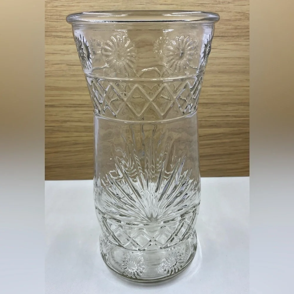 VINTAGE~NIEMAN MARCUS VASE~CLEAR~STARBURST & DAISY PATTERN~MARKINGS ON BOTTOM~G2